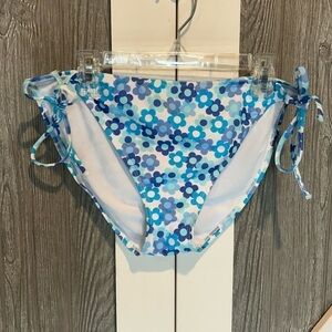 D01.15 Ninety-Nine Flower bikini bottom blue and white